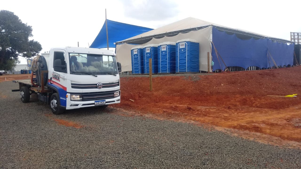 Caminhão da Líder ao lado de banheiros químicos instalados em um evento