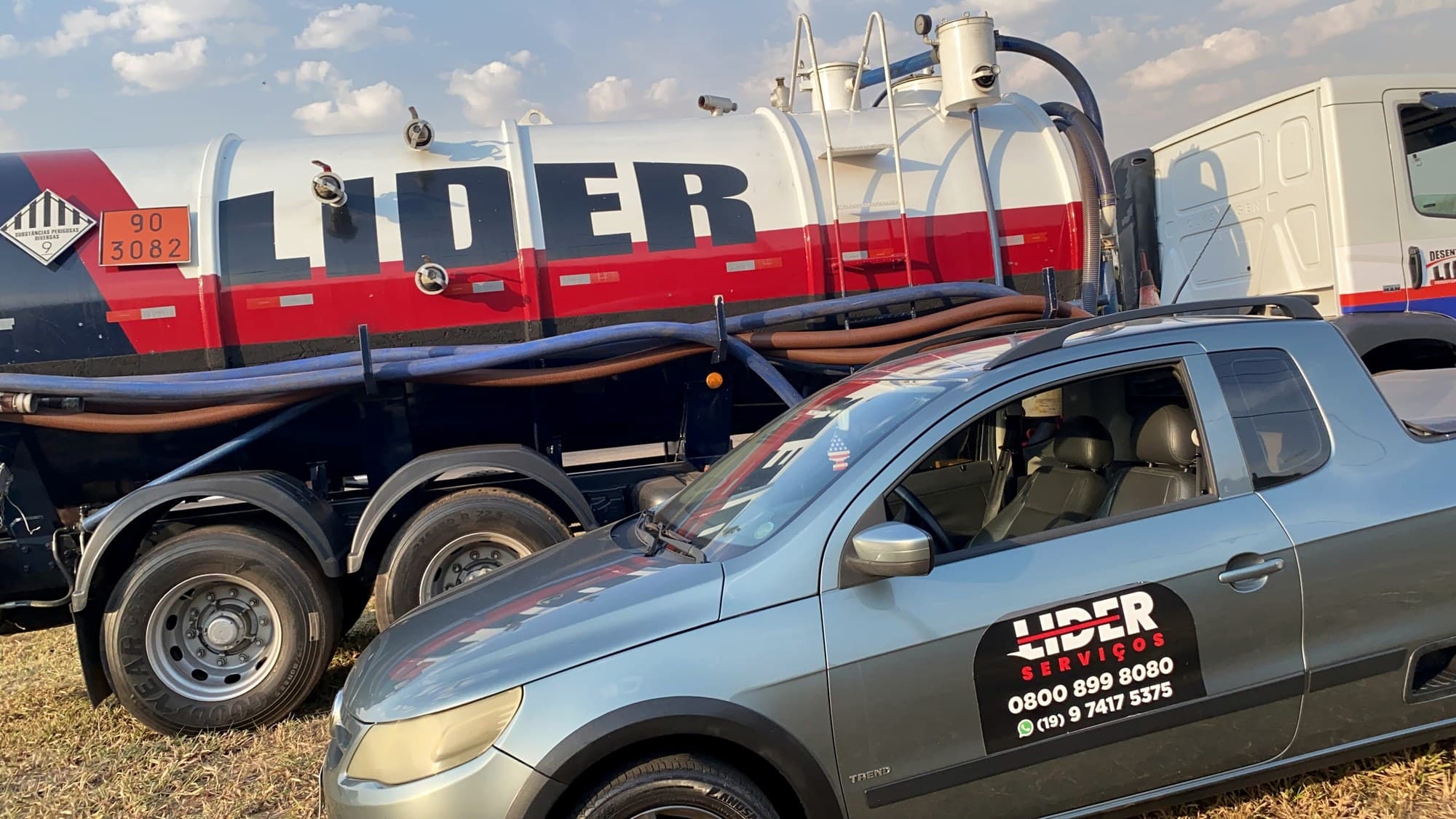 Veículo da Líder Serviços em campo ao lado de carreta-tanque