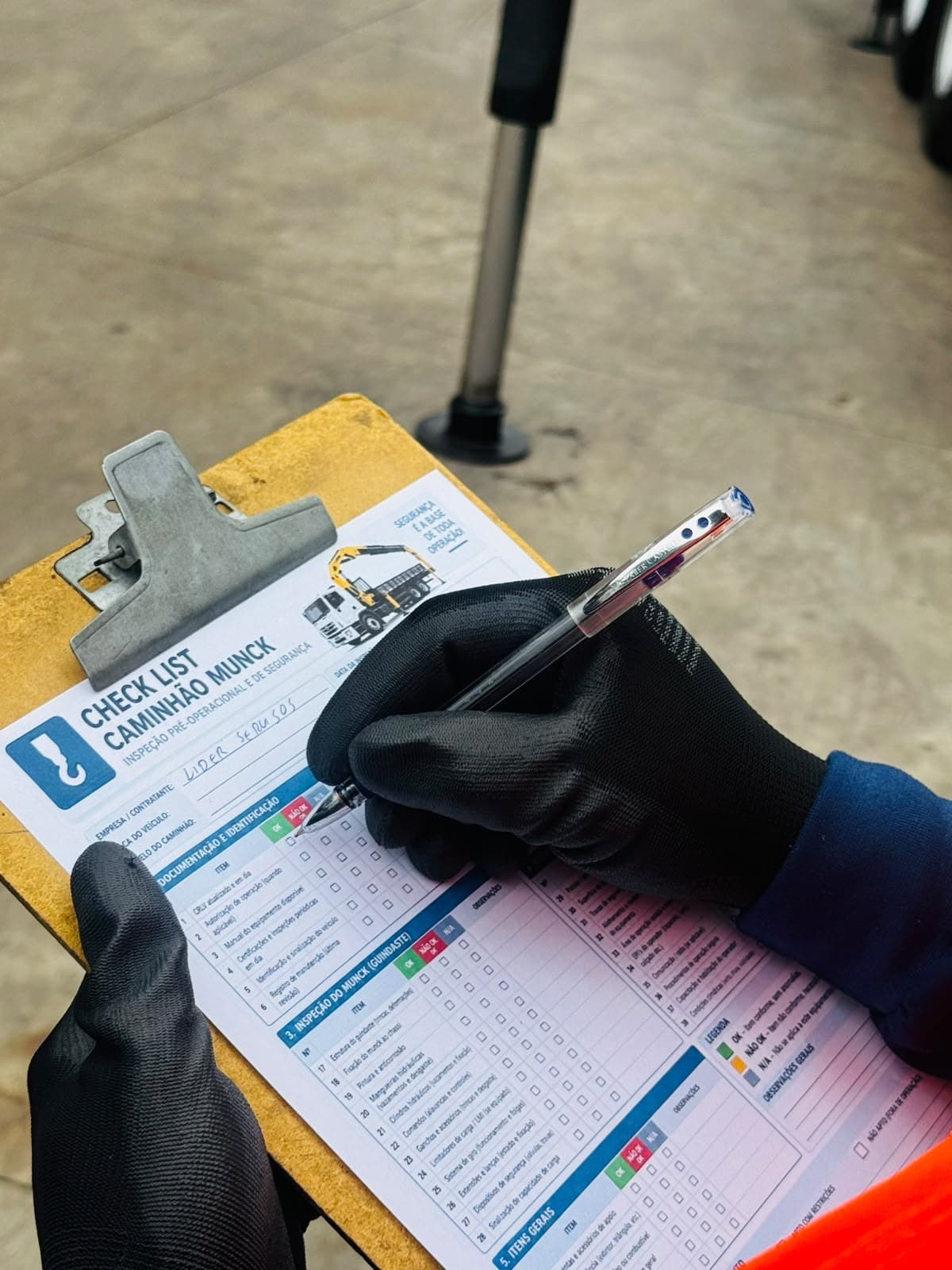 Checklist do caminhão munck preenchido antes da operação com o cesto