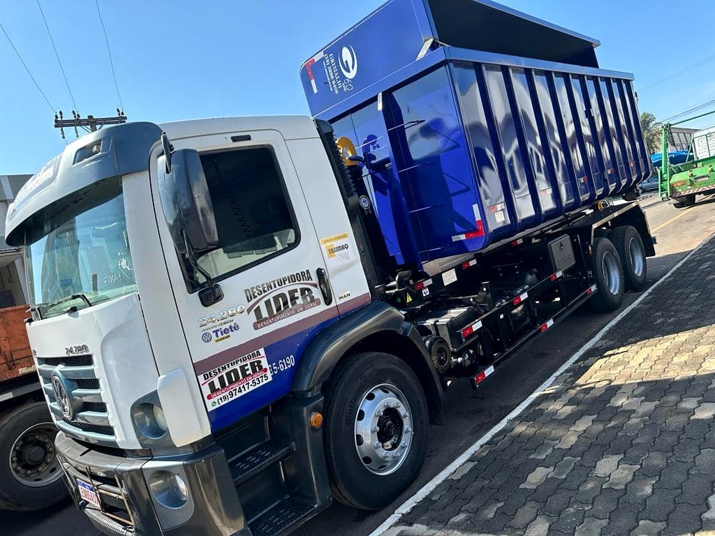 Caminhão roll-on da Líder Serviços com caçamba estacionária