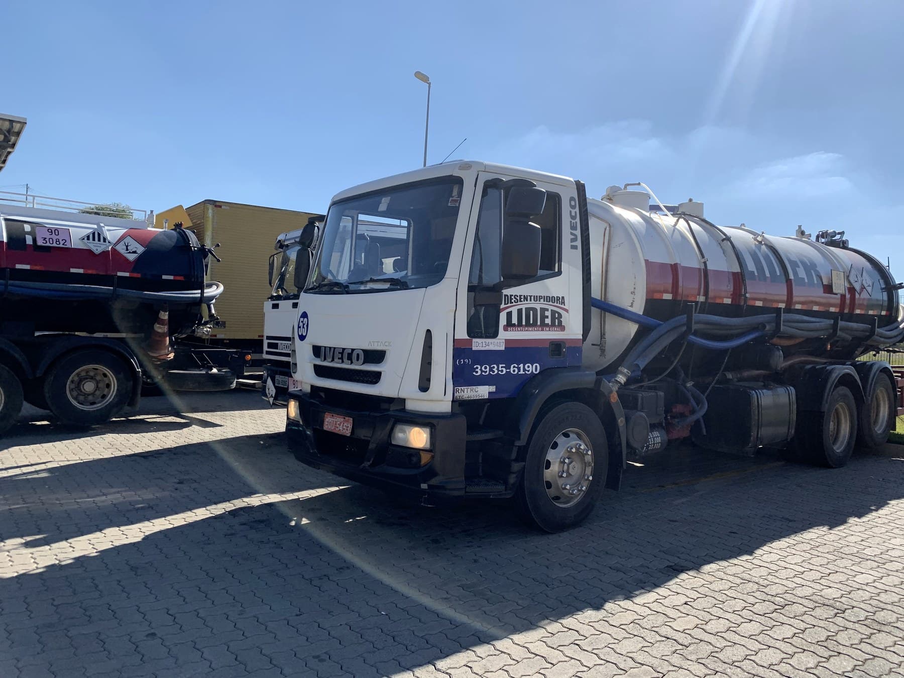 Caminhão-tanque da Líder Serviços em atendimento