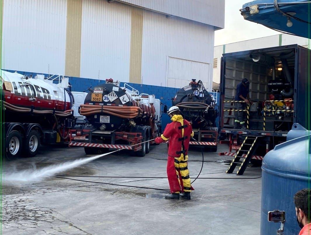 Profissional da Líder com equipamento de proteção operando jato de alta pressão