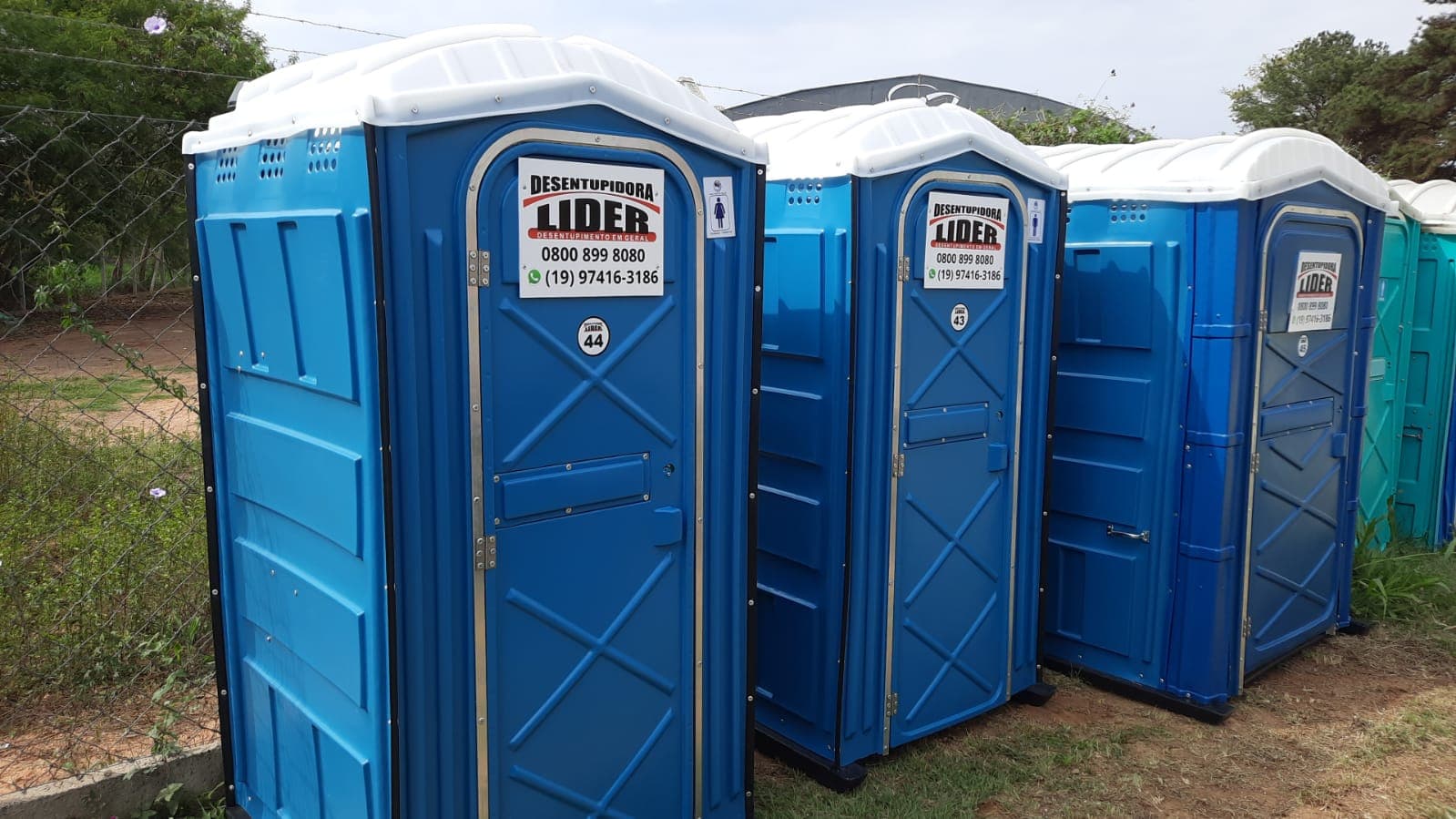 Banheiros químicos da Líder alinhados em um evento